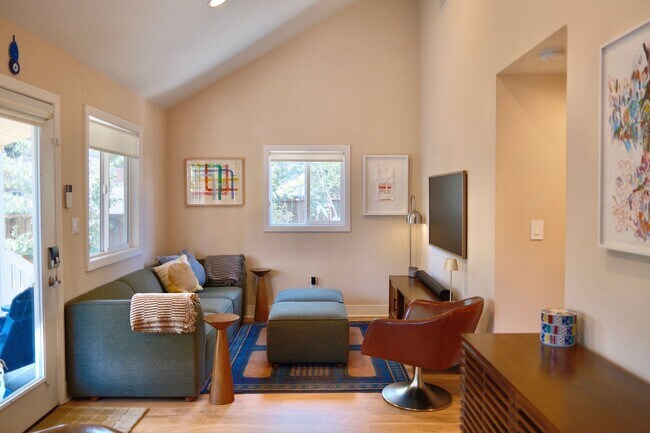 Building Photo - Charming 3bed/2 Bath Private Gated Main House with Vaulted Ceilings, Parking, and Laundry in the ...
