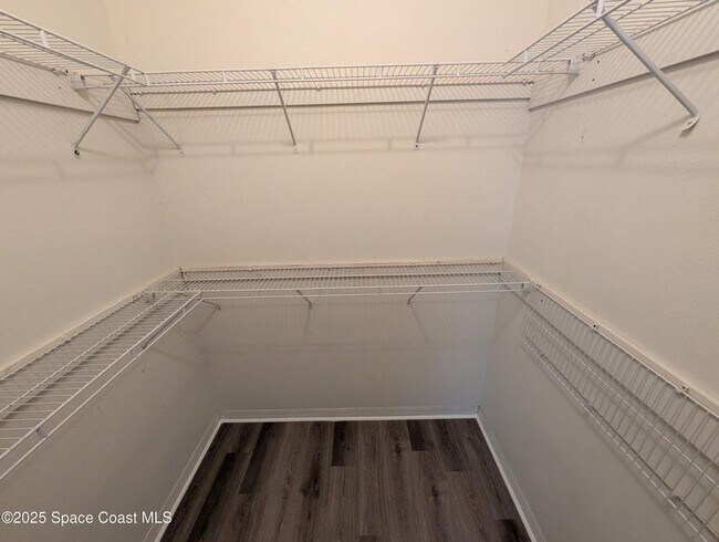 Building Photo - Large Rental Home with Inlaw quarters