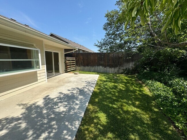 Building Photo - BONUS RENT SPECIAL! Backyard Oasis: 3 Bedroom 2 Bath House Available!