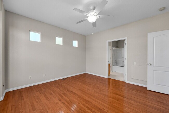 Building Photo - $2,095.00, 3-bed + Bonus room, 2.5 bath, l...