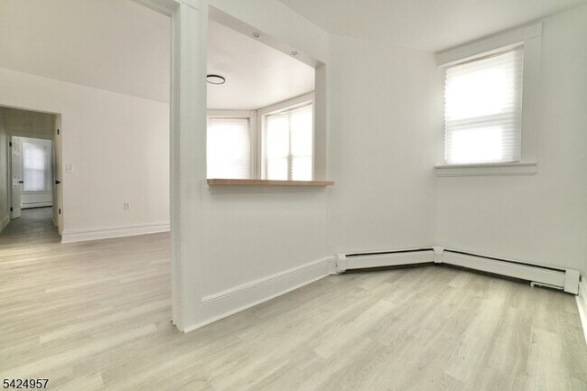 Building Photo - 11 Howard Pl