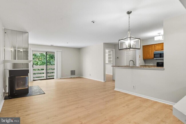 Building Photo - 240 S Reynolds St