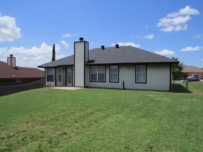 Building Photo - 2802 Woodlands Dr