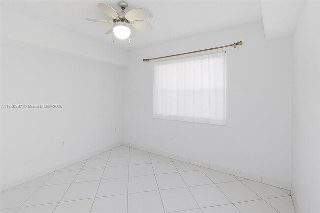 Building Photo - 2600 Collins Ave