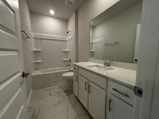 Building Photo - Look and lease in Athens