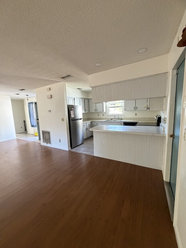 Building Photo - 608 Bahia Dr