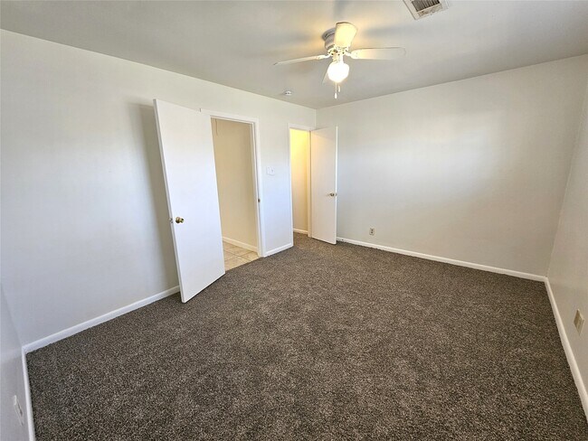 Building Photo - 347 Forest Lake Dr