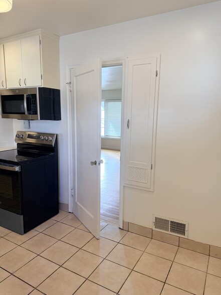 Building Photo - 3585 S 900 E