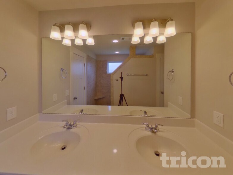 Building Photo - 4822 Kingdom Dr