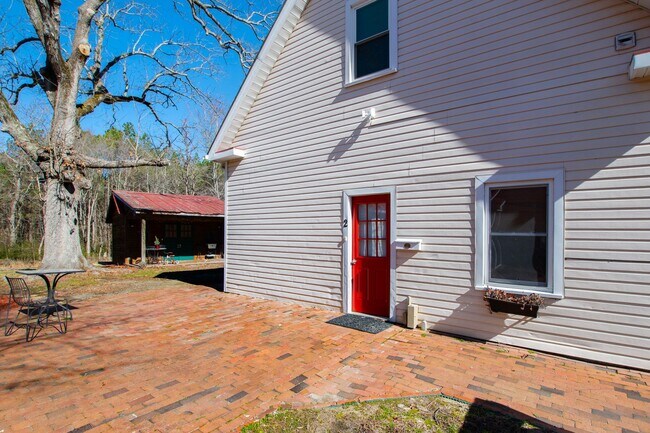 Building Photo - Tranquil loft retreat with open floorplan!...