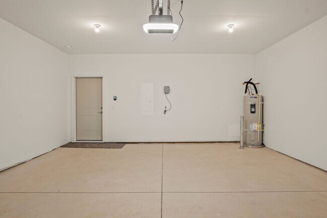 Building Photo - Modern Valley Town Home!