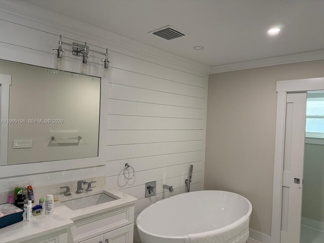 Building Photo - 55 N Sewalls Point Rd