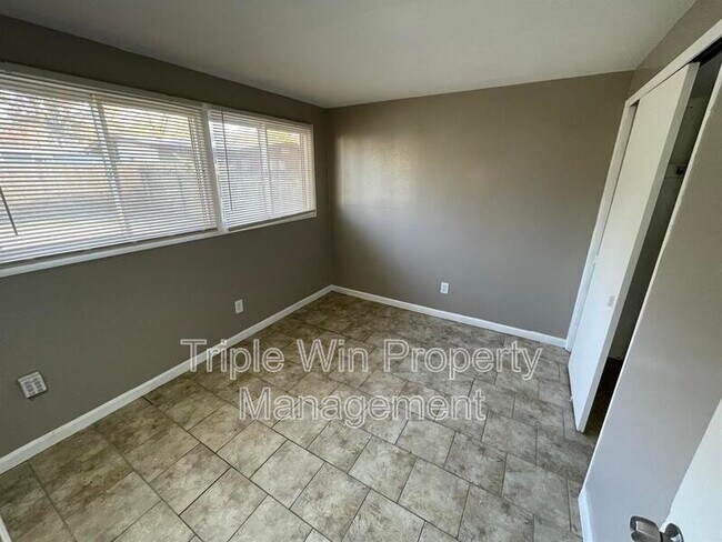 Building Photo - 410 Ridge Dr