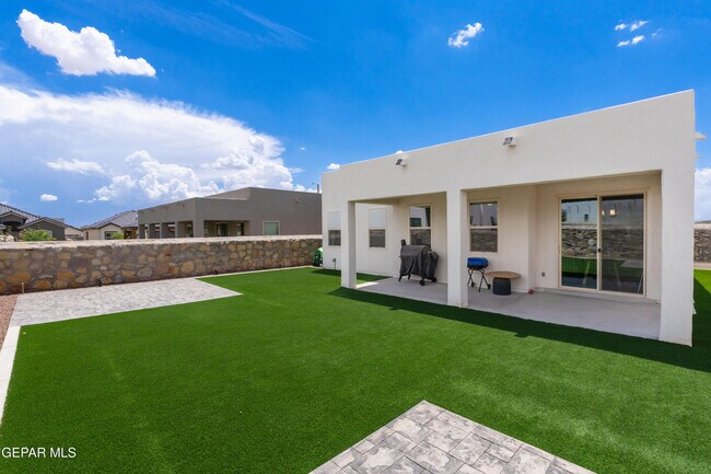 Building Photo - 828 Paseo Solar Dr