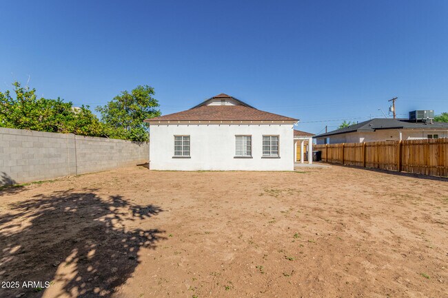 Building Photo - 423 E Crescent Ave