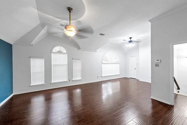 Building Photo - 902 Fairgate Dr