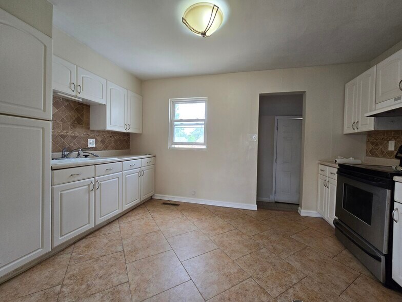 Large kitchen with room for an island or a dining table - 2040 Geneva St