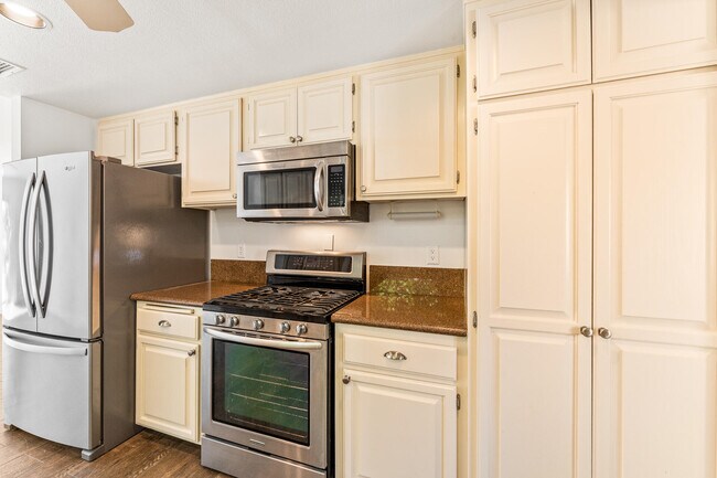 Building Photo - 40588 Clover Ln