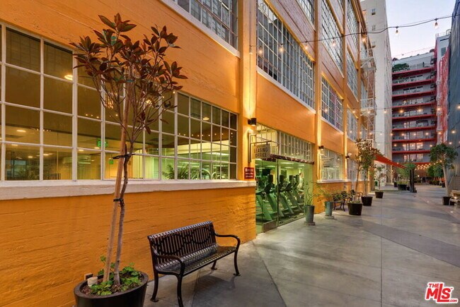 Building Photo - 746 S Los Angeles St