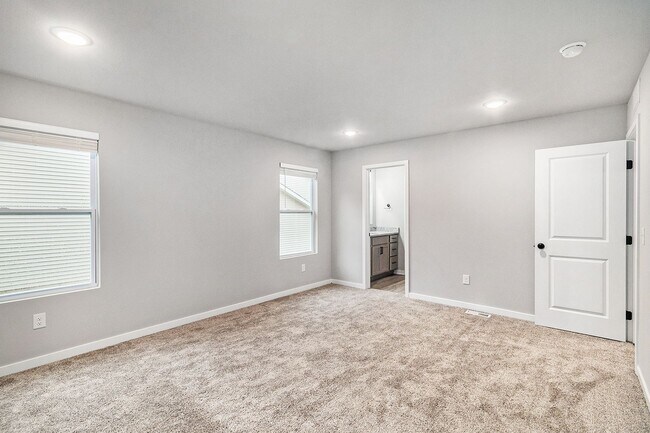 Building Photo - Brand New 5 Bedroom Condo!