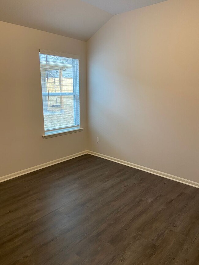 Building Photo - DON’T WAIT — PRE-LEASING NOW! 3 Bed + 2 Bath Home in Oak Wood