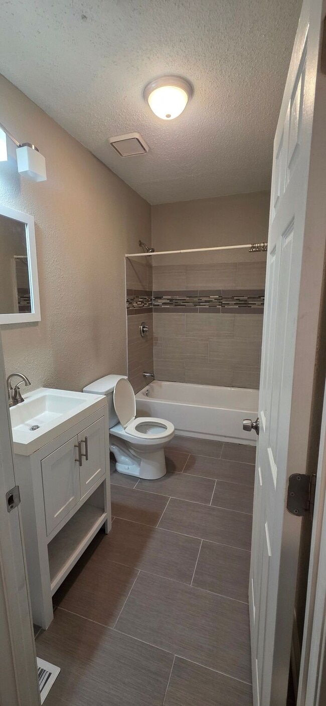 Building Photo - Welcome to this charming 3-bedroom, 2-bath...
