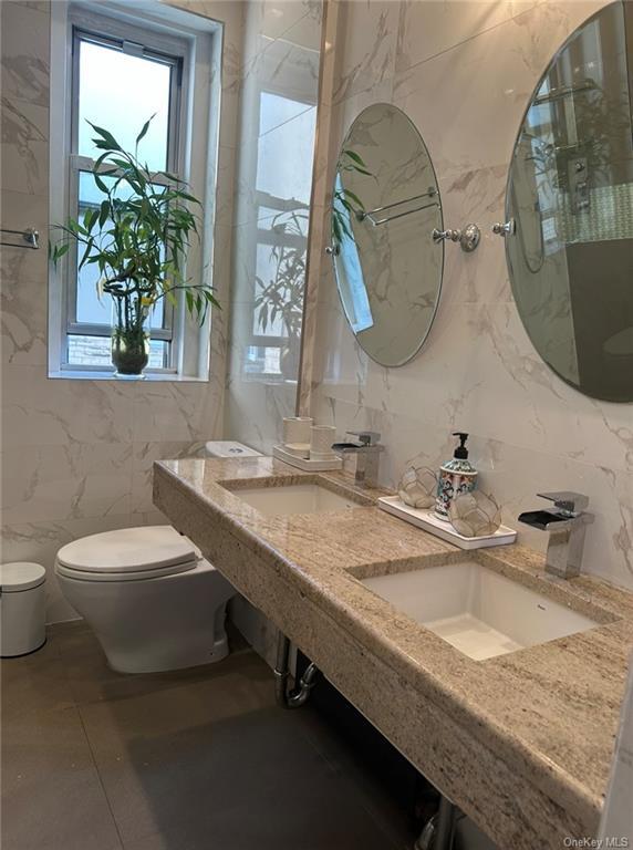 Building Photo - 2081 Cruger Ave