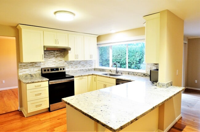 Building Photo - Must see!!! Updated Rambler on Glencoe Community