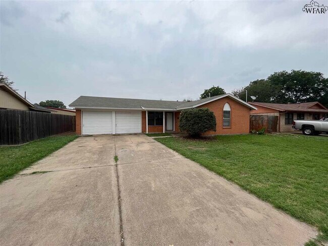 Primary Photo - 4704 N Shore Dr