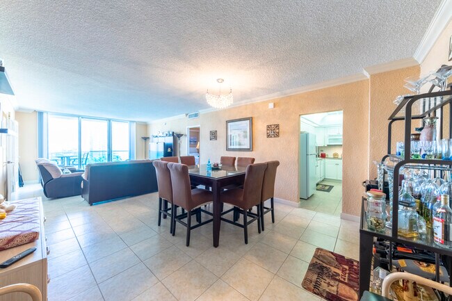 Building Photo - 4001 S Ocean Dr