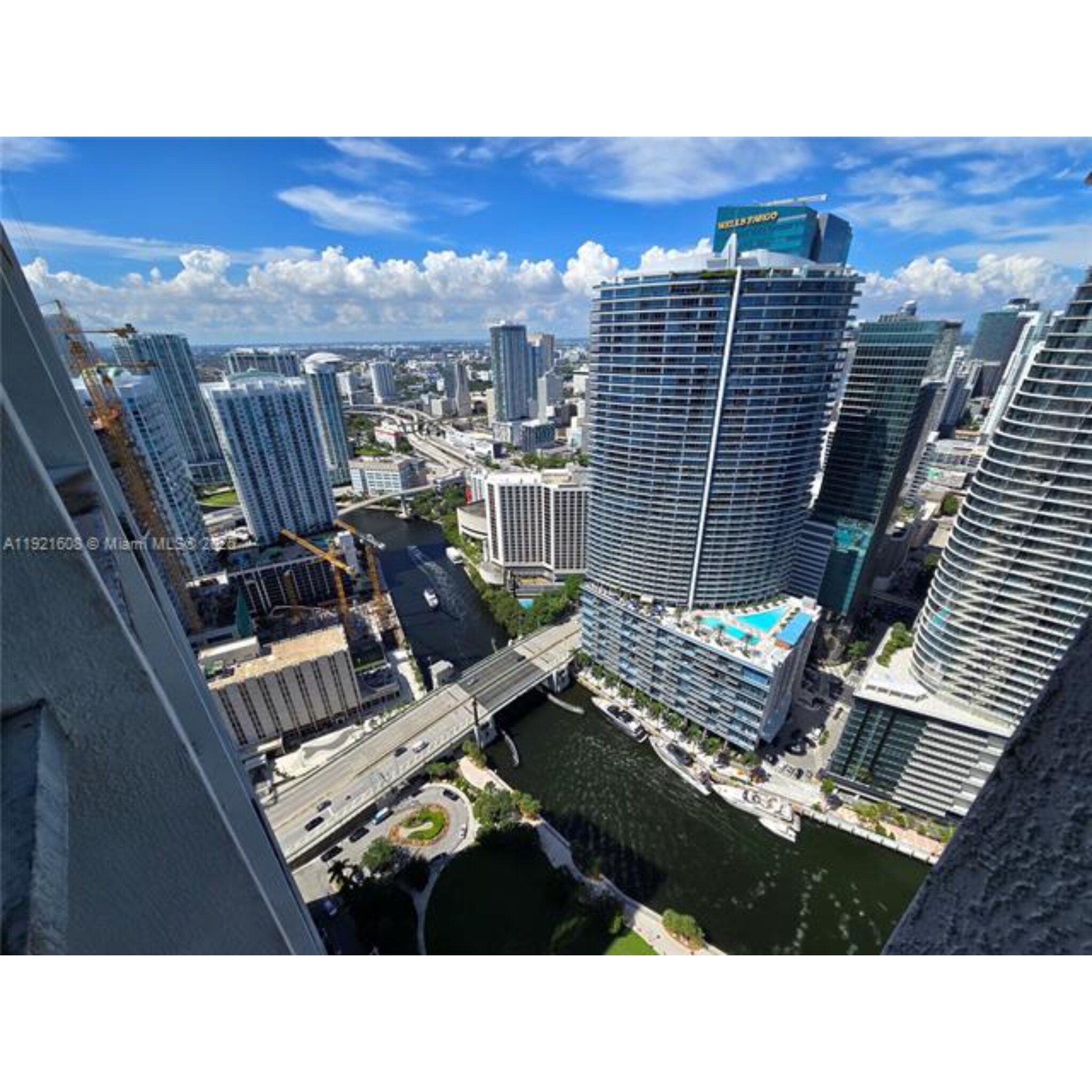 Building Photo - 475 Brickell Ave