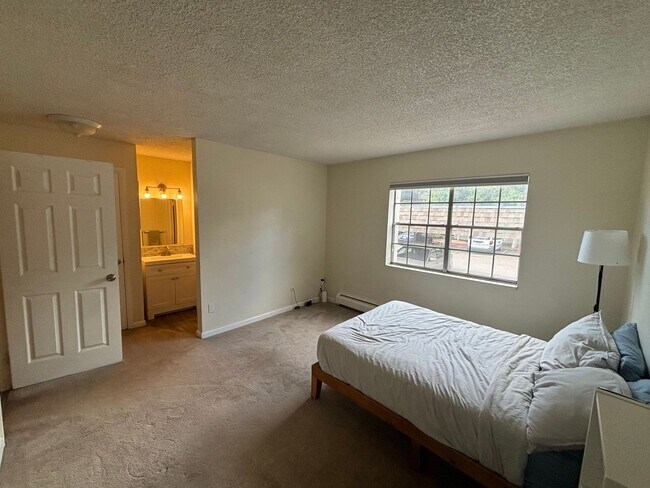 Building Photo - Jasmine Condos Updated 1 bd/1ba