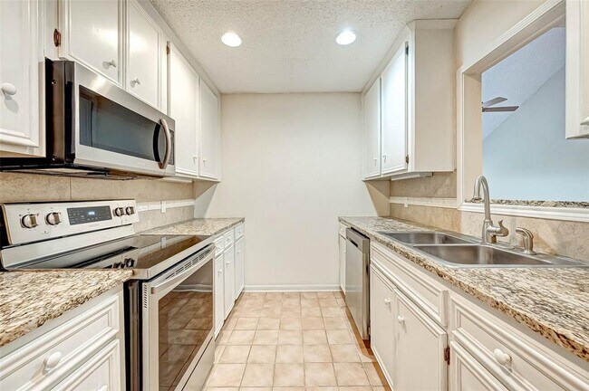 Building Photo - 13922 Hollowgreen Dr