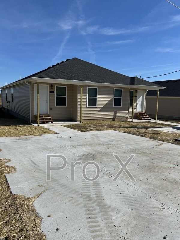 Building Photo - 718 Columbus St