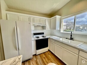 Building Photo - Pet-Friendly Townhome Close to Everything!
