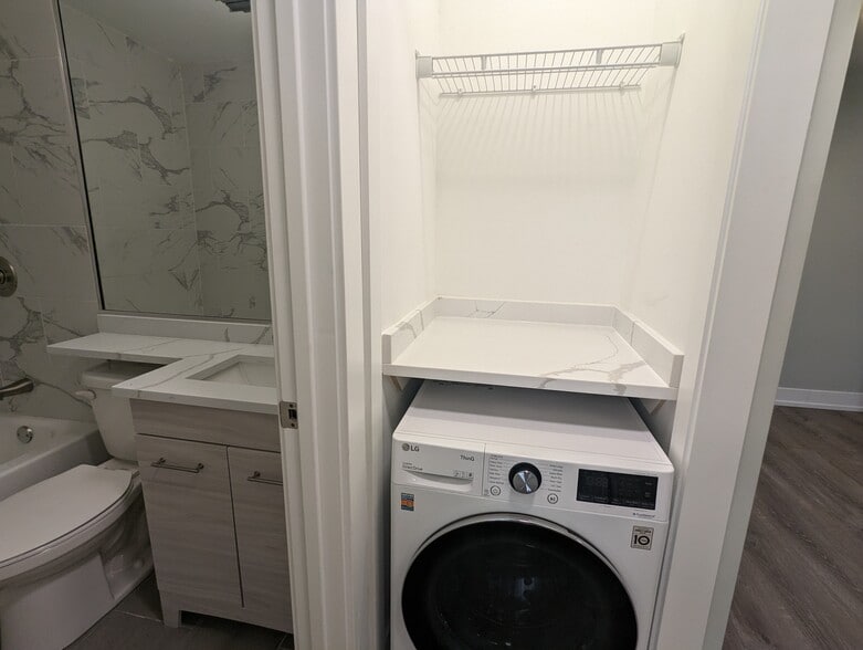 Building Photo - 511 W Barry Ave