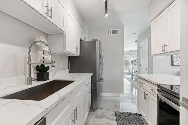Building Photo - Beautifully Renovated Condo Style Apartment