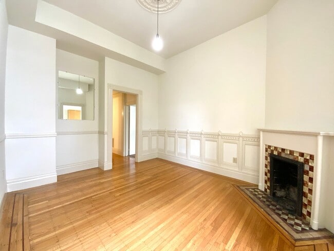 Building Photo - SPACIOUS 4BR! Laundry IN-UNIT! Great Locat...
