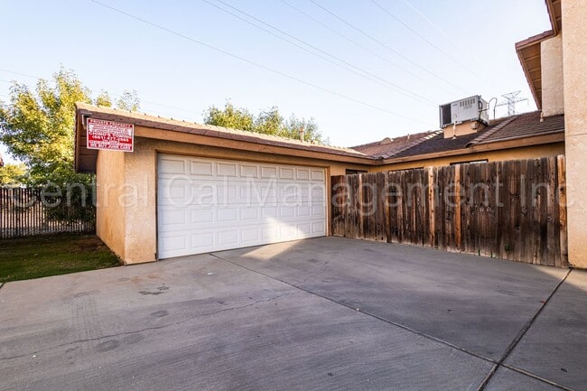 Building Photo - 8400 Laborough Dr