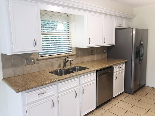 Building Photo - 15310 Glenwood Park Dr
