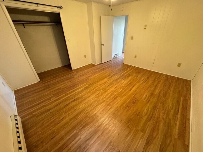 Building Photo - 2 Bedroom Townhome