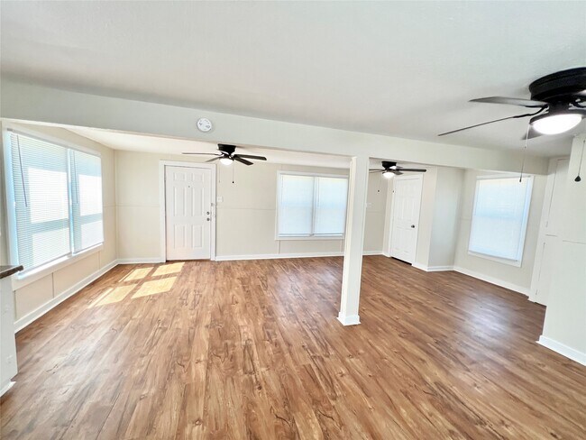 Building Photo - 1106 Gulfview St