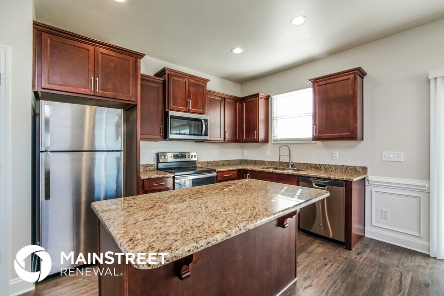 Building Photo - 187 Day Lily St