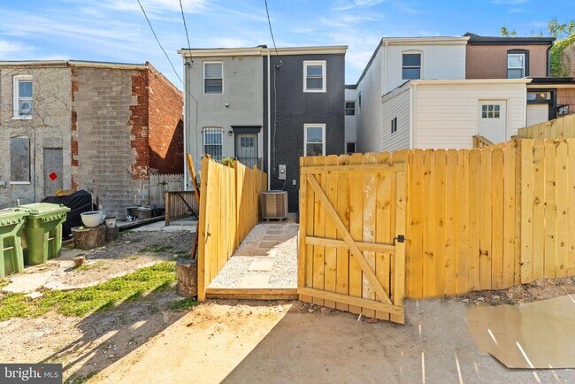 Building Photo - 1724 N Milton Ave