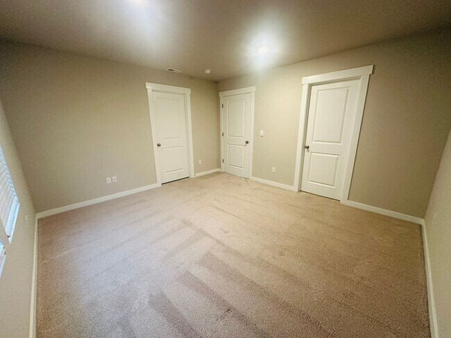 Building Photo - Newer 3-Story 3 Bedroom DR Horton Home in ...