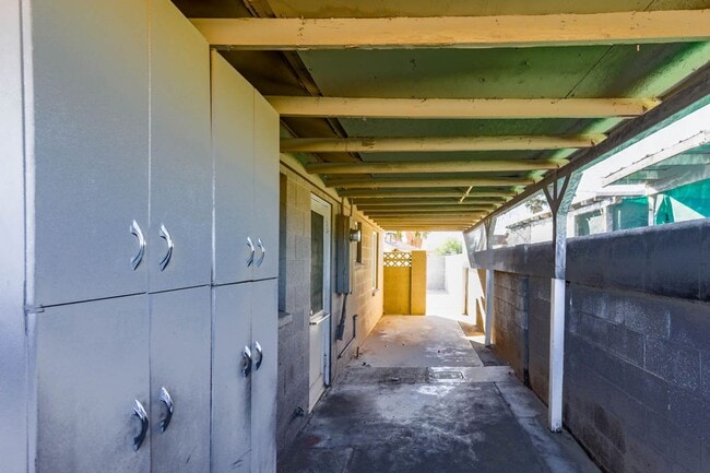 Building Photo - Nicely Updated 2 Bed, 1 Bath Single Story Home In Established Neighborhood