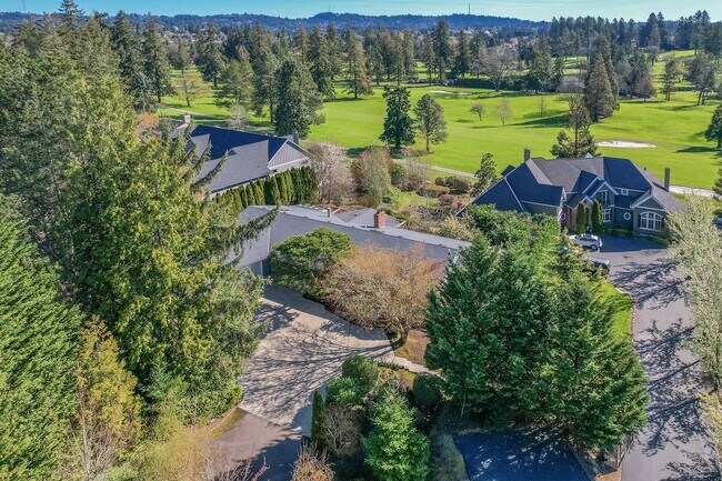 Building Photo - 4-Bedroom Luxury Home for Rent by Portland...