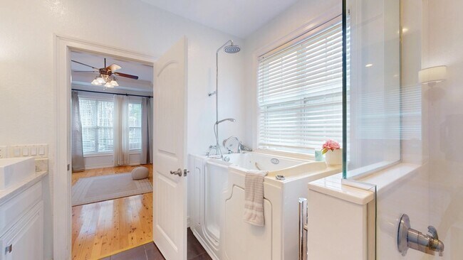 Building Photo - 100 Sweetbriar Lakes Dr