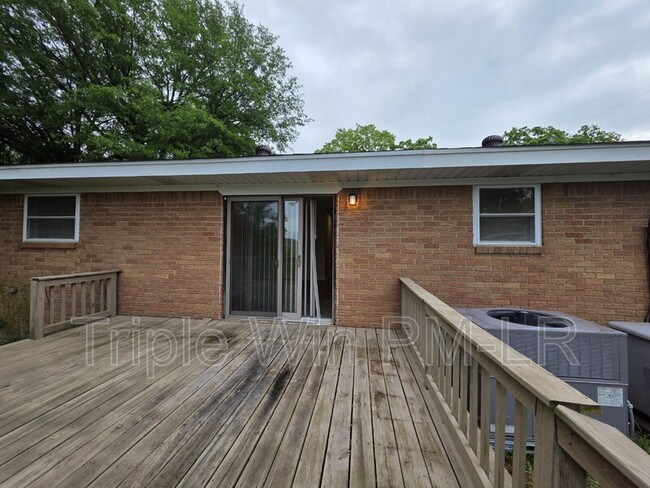 Building Photo - 5425 Chauvin Dr