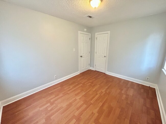 Building Photo - THREE BEDROOM/ONE AND HALF BATH SPACIOUS R...